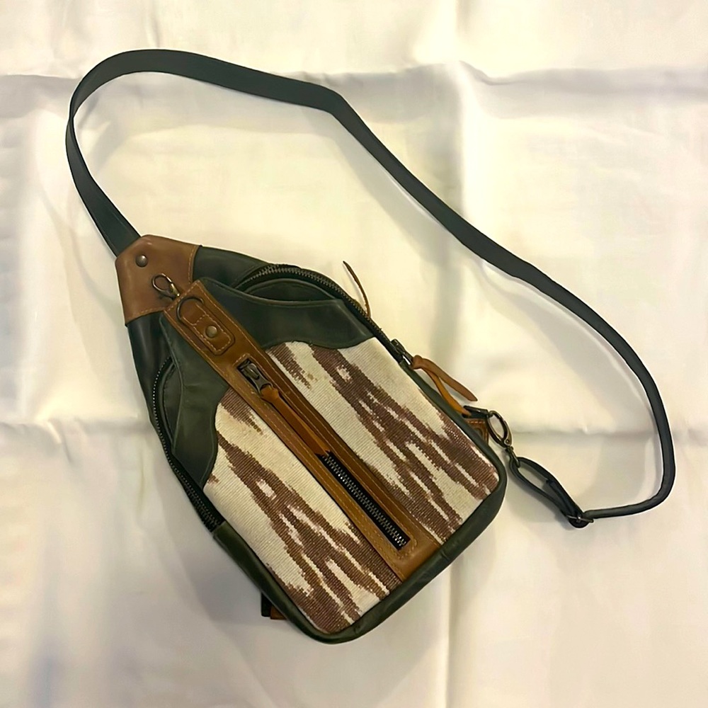 Poncho’s bag - IXQUIC. Crossbody bag | Leather & Mayan Huipil | Guatemalan Bag.